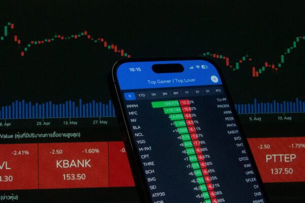 "Smart Moves: Essential Tips for Navigating the Stock Market"